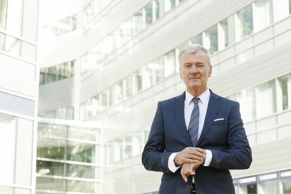 Manager in piedi presso l'edificio per uffici — Foto Stock