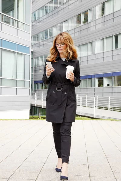 Middle age businesswoman walking — Stock Photo, Image