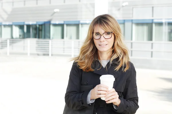 Geschäftsfrau mit einer Tasse Kaffee — Stockfoto