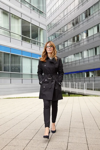 Mujer de negocios de mediana edad caminando — Foto de Stock