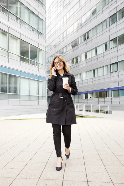 Kvinnan gör samtal på sin mobiltelefon — Stockfoto