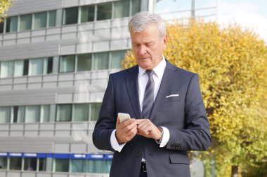 broker using his mobile.
