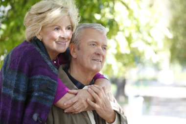 kadın embraching yaşlı adam