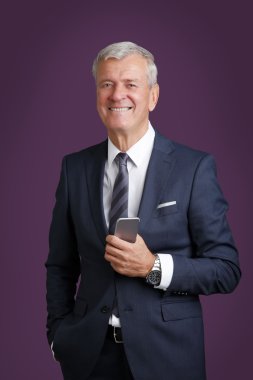 Cep telefonu tutan adam..