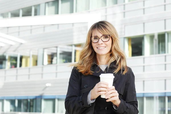 Geschäftsfrau mit Tasse Kaffee — Stockfoto