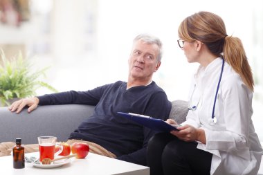 Doktor conlsulting yaşlı hasta