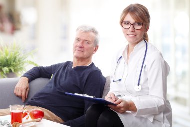 Doktor onun elinde tutan bir Pano