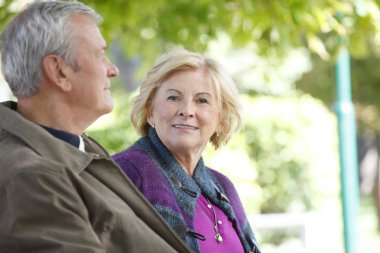 mutlu üst düzey çift oturma