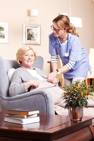 Kvinnan mottagande vårdgivare hjälp. — Stockfoto