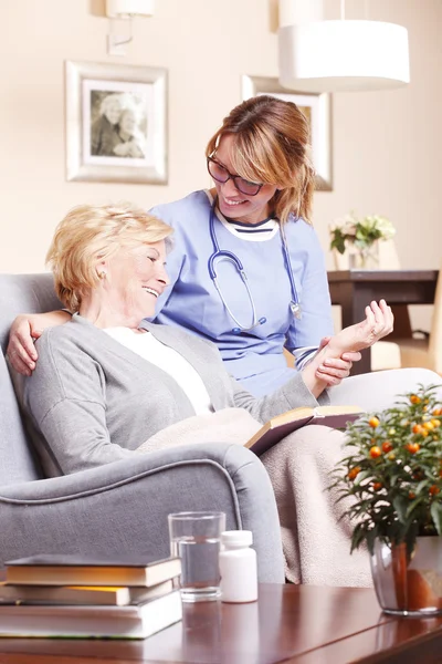 Mulher aceitando assistência do cuidador . — Fotografia de Stock