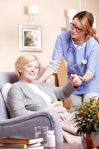 Woman accepting caregiver assistance. — Stock Photo, Image