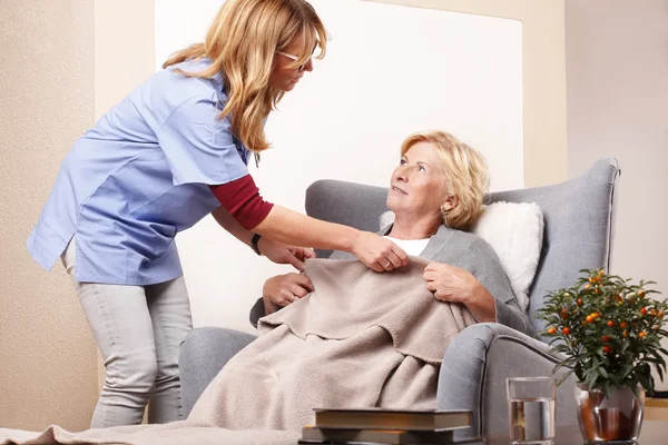 Ältere Frau sitzt zu Hause — Stockfoto