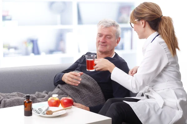 Pflegekraft gibt Tasse Tee — Stockfoto