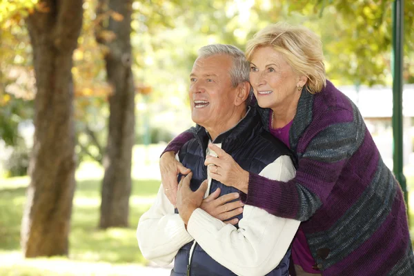 Anciana abrazando hombre . — Foto de Stock