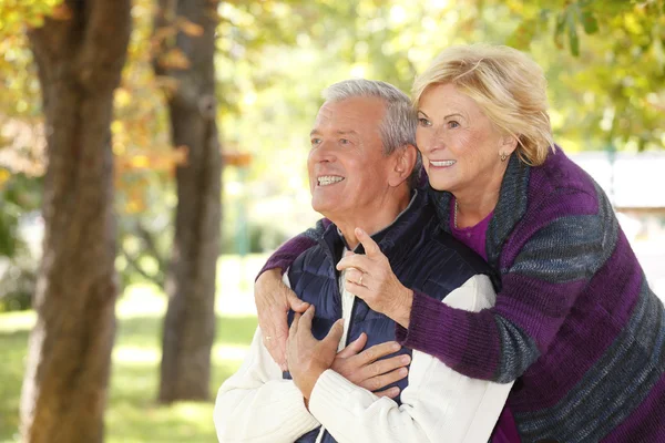 Äldre kvinna embraching man — Stockfoto