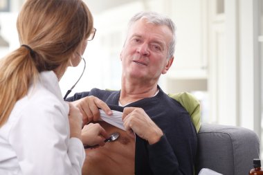 Doktor steteskop kullanıyor.