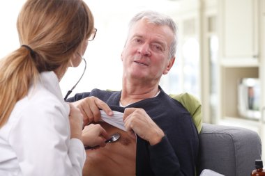 Doktor stetoskop muayene adam kullanarak