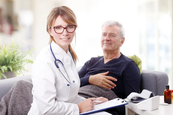 Dokter houdt in haar hand een Klembord een — Stockfoto