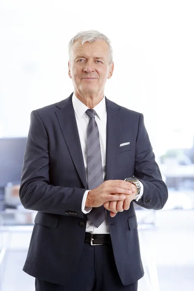 Man die de tijd controleert — Stockfoto