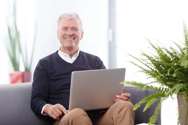 Mann sitzt zu Hause und arbeitet — Stockfoto