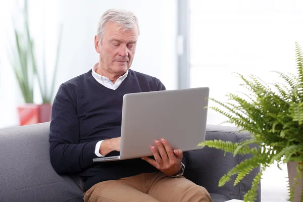 Man werkt online op laptop. — Stockfoto