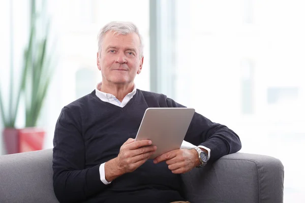 Hombre mayor usando tableta digital . —  Fotos de Stock