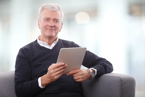 Senior man die digitale tablet gebruikt. — Stockfoto