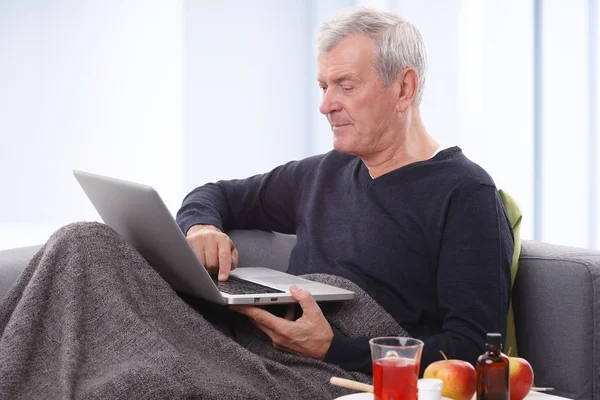 Hombre usando ordenador portátil — Foto de Stock