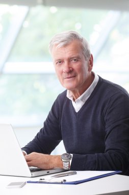 İş adamı dizüstü bilgisayar kullanıyor.