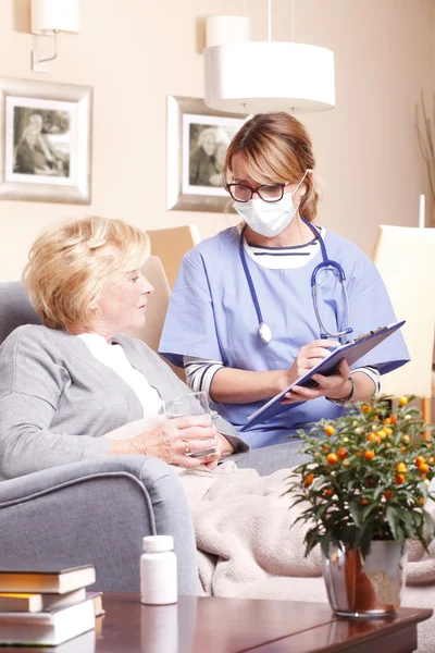 Cuidador de consultoria com a mulher idosa — Fotografia de Stock