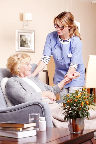 Oudere patiënt om thuis te zitten — Stockfoto
