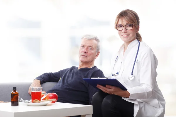 Medico che tiene in mano una cartellina — Foto Stock