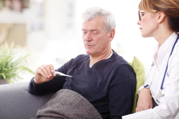 Patientens cheking termometer — Stockfoto