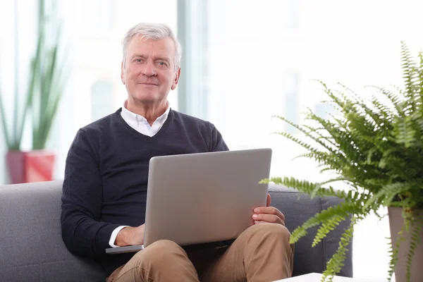 Homem trabalhando on-line no laptop — Fotografia de Stock