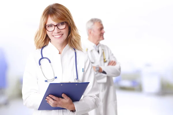 Médico feminino mantendo área de transferência — Fotografia de Stock