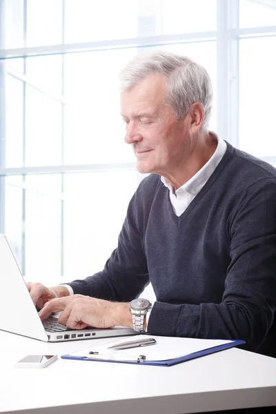 Senior affärsman sitter på kontoret — Stockfoto