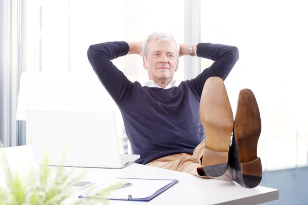 Geschäftsmann lehnt sich zurück — Stockfoto