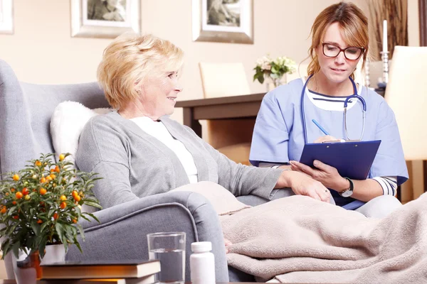 Home verzorger bedrijf Klembord — Stockfoto