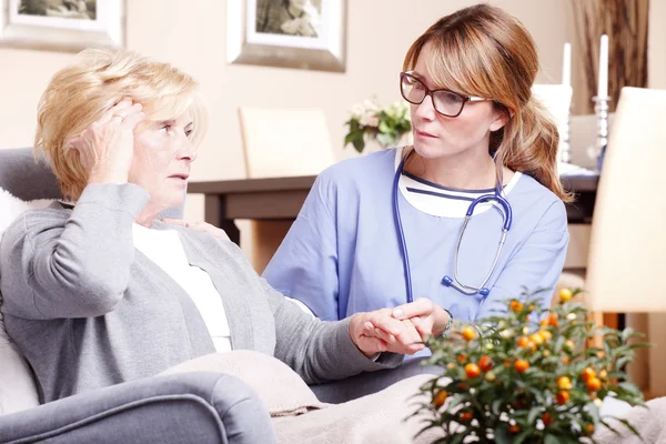 Consultation du patient avec une femme médecin — Photo