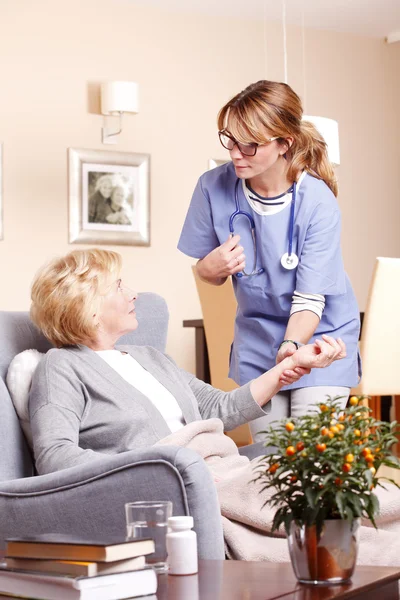 Woman  accepting caregiver assistance. — Stock Photo, Image