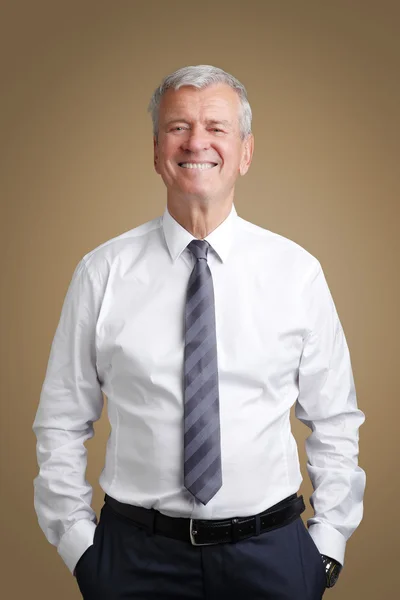 Homem de vendas sênior sorrindo — Fotografia de Stock