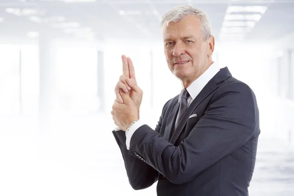 Uomo d'affari gesticolando una pistola — Foto Stock