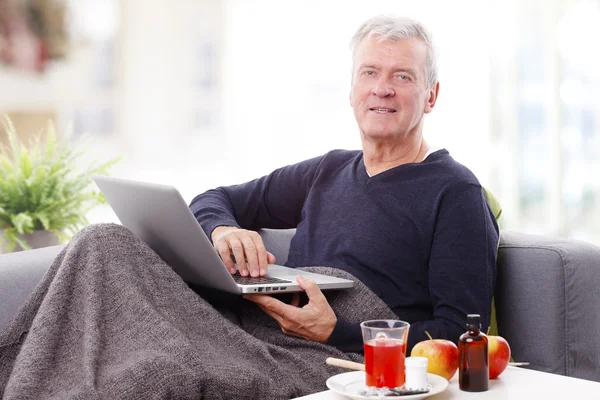 Hombre usando ordenador portátil — Foto de Stock