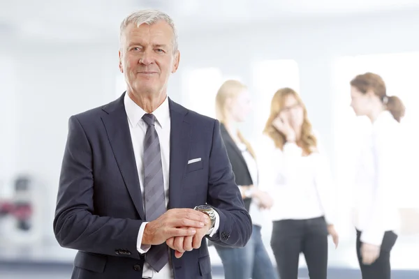 Hombre de ventas ocupado comprobando la hora — Foto de Stock