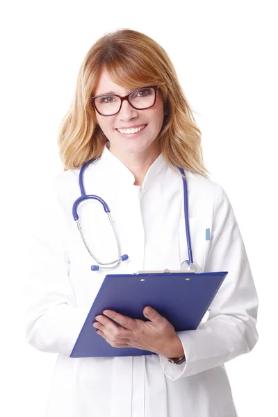 Doctora sosteniendo en su mano un portapapeles — Foto de Stock