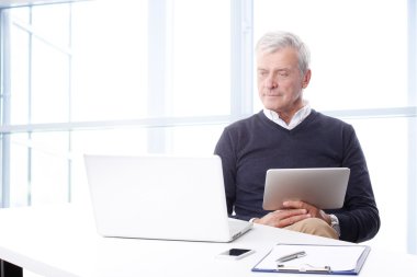Kıdemli Direktörü Dijital tablet kullanma