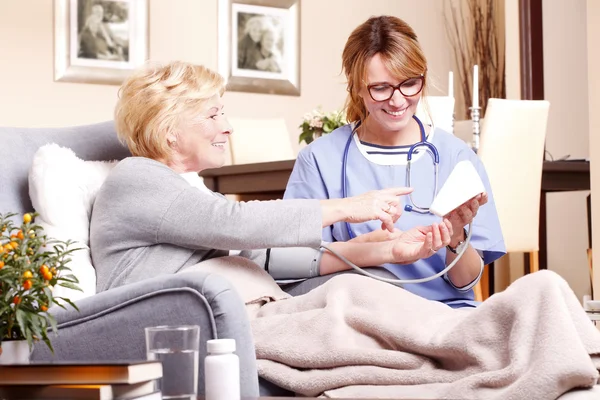 Hem vårdgivare och kvinna sitter — Stockfoto