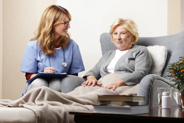 Doctor talking to her senior patient — 图库照片