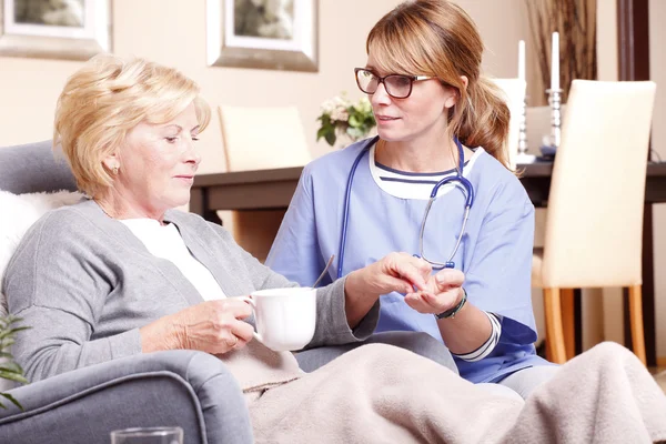 Sjuksköterska ger medicin — Stockfoto