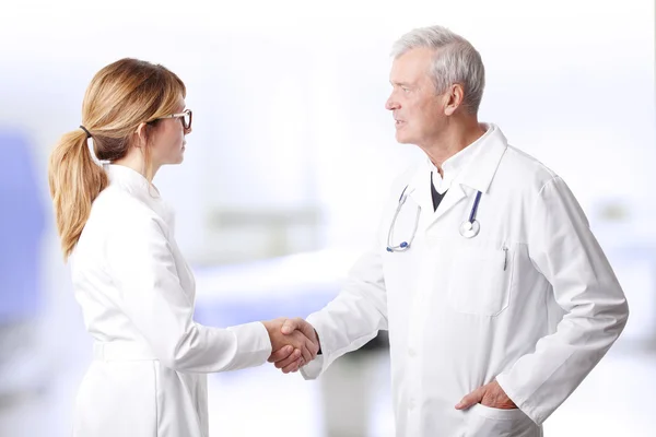 Medical teamshaking hands — ストック写真